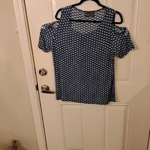 Travelers By Chicos Size 2 Soft Blue Pattern Top. Like New. Cold Shoulder.